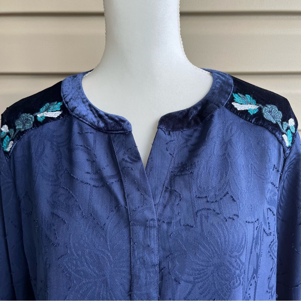 •Chico's• Popover Blouse with Embroidered Floral Velvet Detail - Size 12 - Picture 3 of 10
